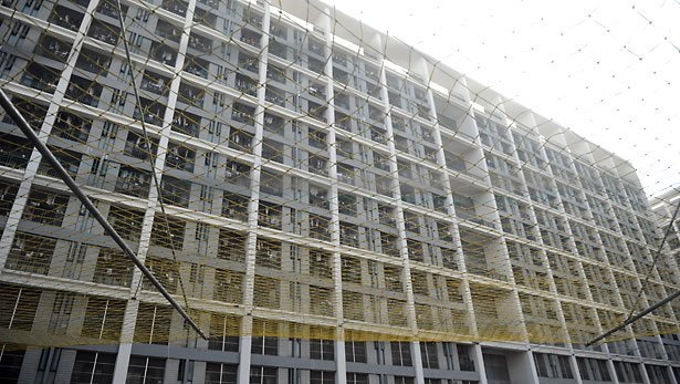 Tras la ola de suicidios, Foxconn instaló redes en los edificios donde se hacinan sus obreros.